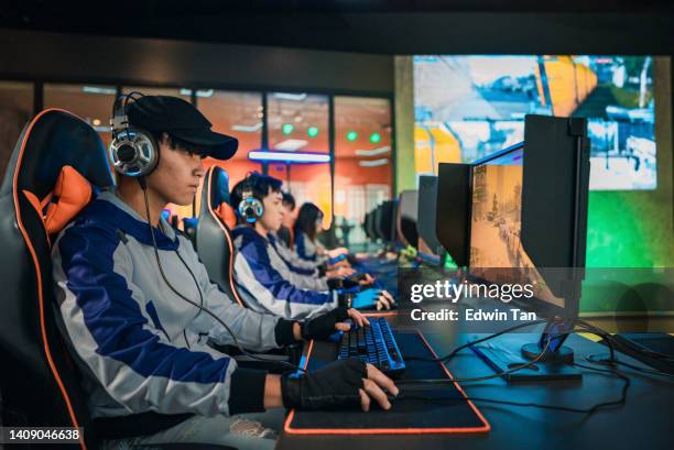 asian esports team gamer konzentriert sich darauf, rpg zu spielen erster shooter spiel im großen finale sportveranstaltung championship arena. cyber games turnier event - international match stock-fotos und bilder