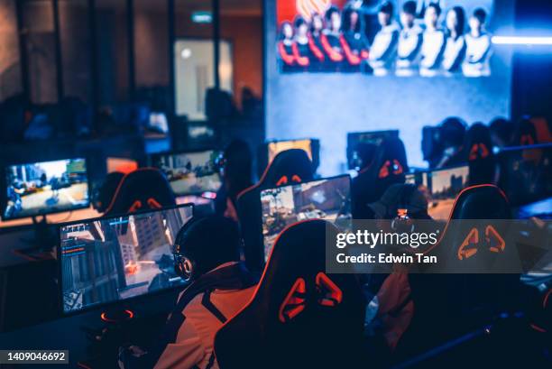 vista trasera asian chinese esports team gamer focus jugando rpg primer juego de disparos en el evento deportivo de la gran final championship arena. evento del torneo cyber games - competición por equipos fotografías e imágenes de stock