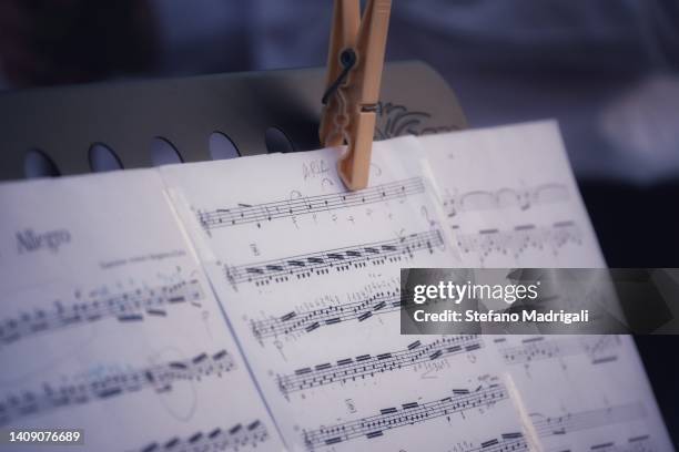 sheet music with notes stopped on the lectern by a clothespin - musicien dessin photos et images de collection