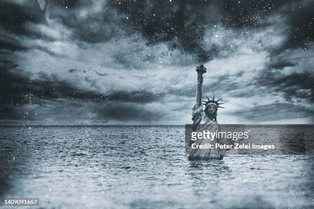 statue of liberty sinking in the atlantic ocean - hundir fotografías e imágenes de stock