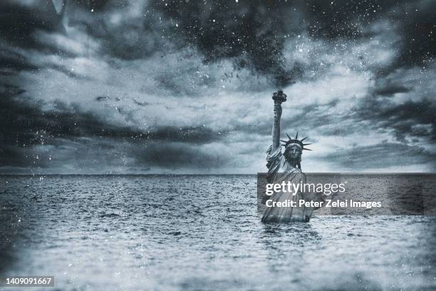 statue of liberty sinking in the atlantic ocean - doomsday photos et images de collection