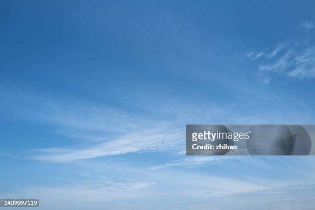 blue sky and white clouds - 空のみ ストックフォトと画像