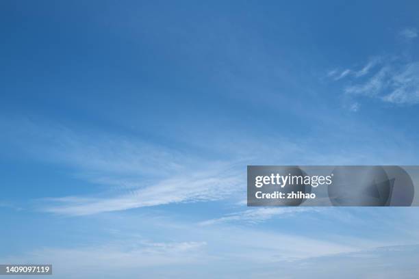 blue sky and white clouds - lucht stockfoto's en -beelden