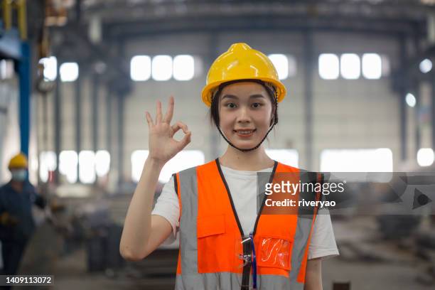 asiatische frauen unterschreiben ok - ok werk stock-fotos und bilder