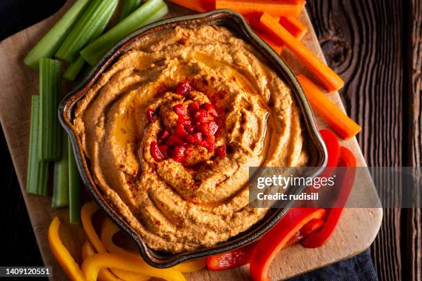 pimiento rojo asado hummus - pimiento rojo asado fotografías e imágenes de stock