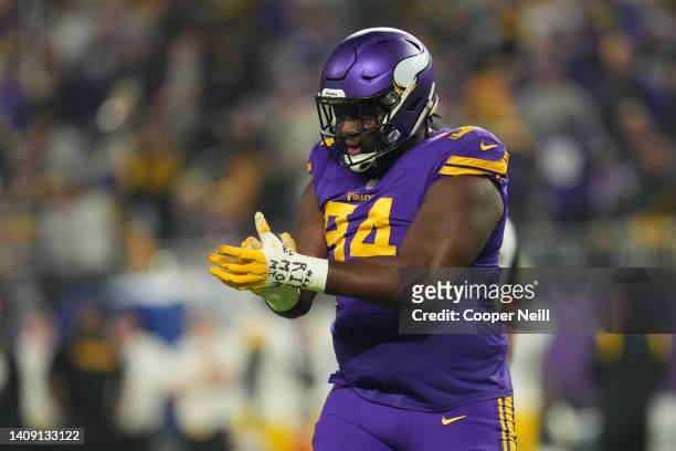 Dalvin Tomlinson of the Minnesota Vikings celebrates after a missed kick by the Pittsburgh Steelers during an NFL game at U.S. Bank Stadium on...