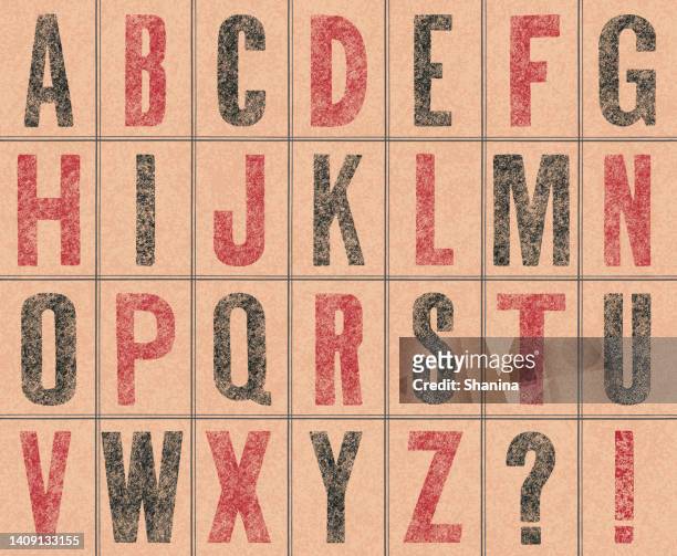 gestempelte alte großbuchstaben auf braunem papier - alphabetische reihenfolge stock-grafiken, -clipart, -cartoons und -symbole