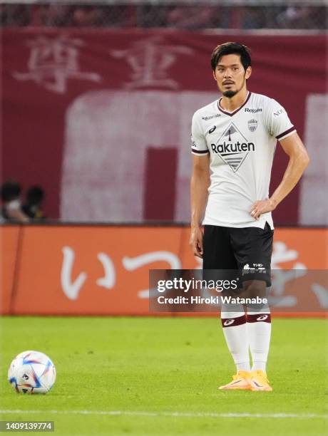 Hotaru Yamaguchi of Vissel Kobe in action during the J.LEAGUE Meiji Yasuda J1 22nd Sec. Match between Kashima Antlers and Vissel Kobe at Kashima...