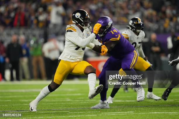 Taco Charlton of the Pittsburgh Steelers battles with Oli Udoh of the Minnesota Vikings during an NFL game at U.S. Bank Stadium on December 09, 2021...