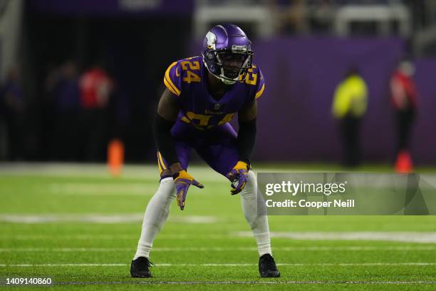 Mackensie Alexander of the Minnesota Vikings gets set against the Pittsburgh Steelers during an NFL game at U.S. Bank Stadium on December 09, 2021 in...