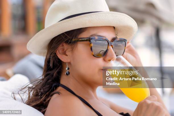 le donne si godono una mimosa in spiaggia in una giornata di sole - mimosa foto e immagini stock