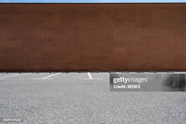 empty parking lot - - parking space imagens e fotografias de stock