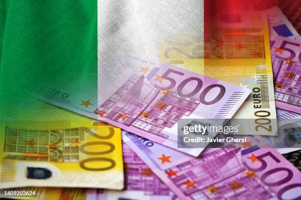 italy flag and euro banknotes - produit intérieur brut photos et images de collection