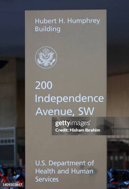 us department of health and human services building sign on independence avenue - washington dc, usa. - gesundheitsministerium der vereinigten staaten stock-fotos und bilder