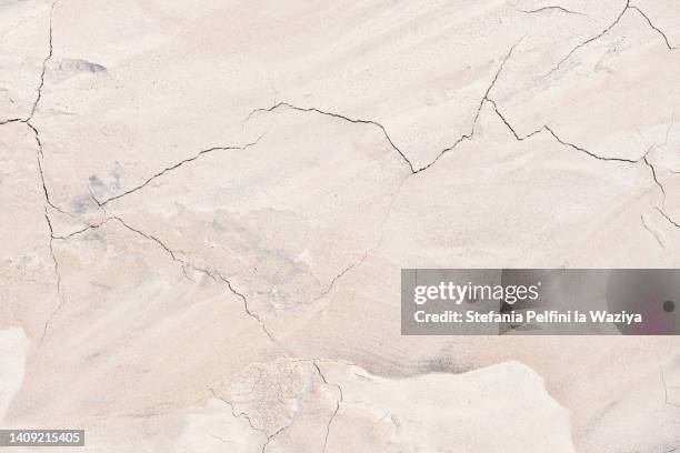 clay rich soil - strate géologique photos et images de collection