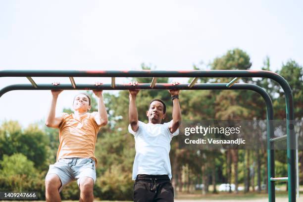 freunde, die gemeinsam im freien trainieren - boys in pullups stock-fotos und bilder