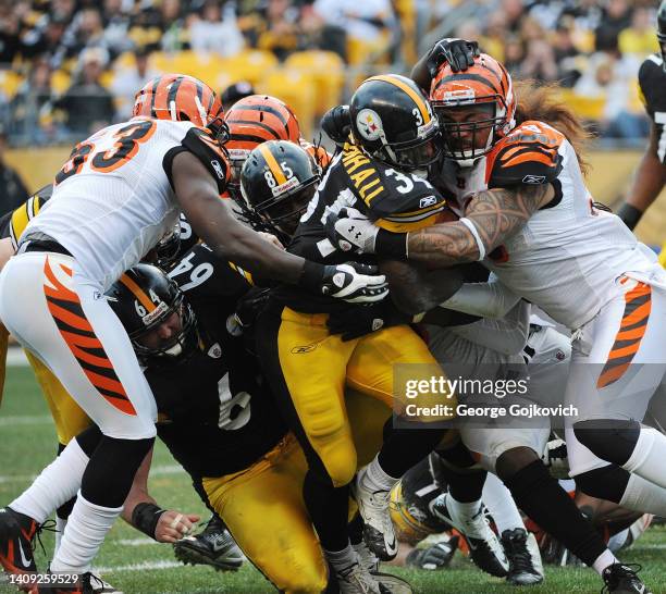 Linebackers Rey Maualuga and Thomas Howard of the Cincinnati Bengals tackle running back Rashard Mendenhall of the Pittsburgh Steelers as offensive...