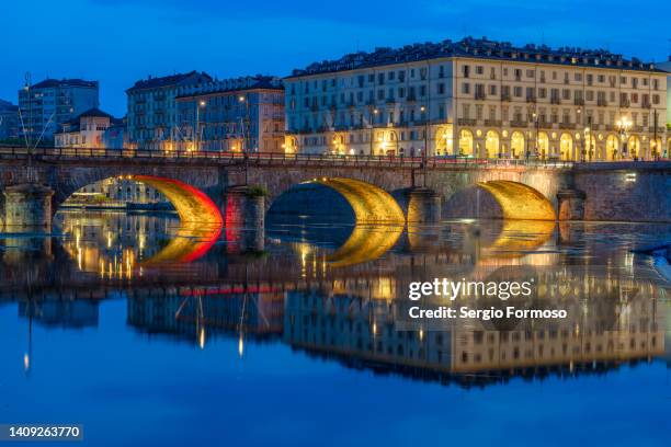 turin landscape reflected on po river water at dusk - hora azul crepúsculo fotografías e imágenes de stock