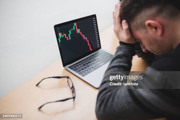 anleger handeln mit aktien. auf dem elektronischen markt durch computer. - börsencrash stock-fotos und bilder