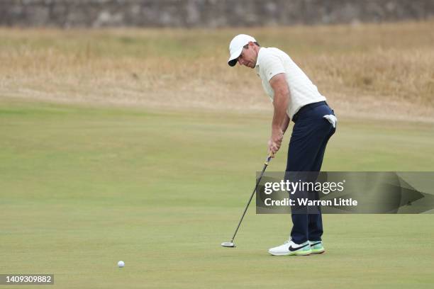 Rory McIlroy of Northern Ireland putts during Day Four of The 150th Open at St Andrews Old Course on July 17, 2022 in St Andrews, Scotland.