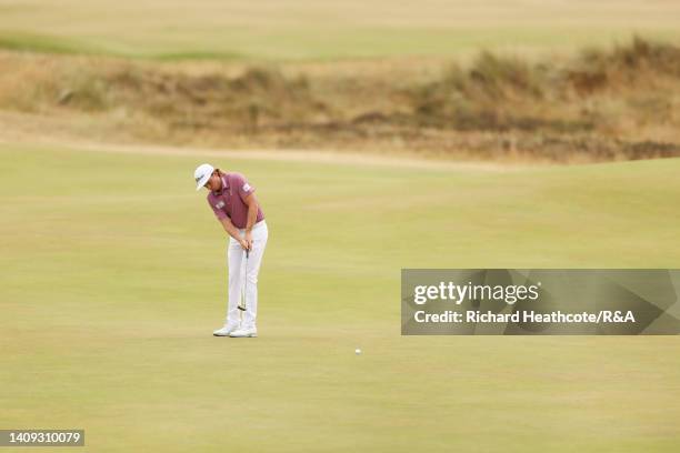 Cameron Smith of Australia putts on the 5th green during Day Four of The 150th Open at St Andrews Old Course on July 17, 2022 in St Andrews, Scotland.