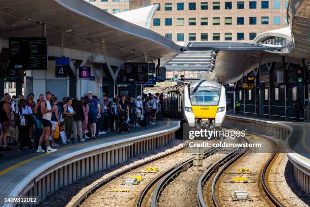 crowd of passengers waiting on station platform at london bridge, london, uk - commuter train stock pictures, royalty-free photos & images