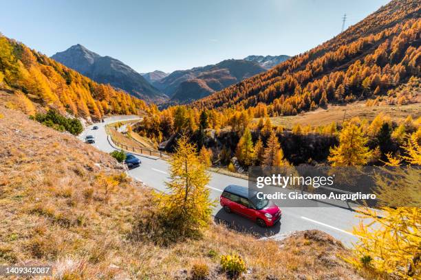 cars driving on a winding road to albula pass, bergun, switzerland - train vehicle stockfoto's en -beelden