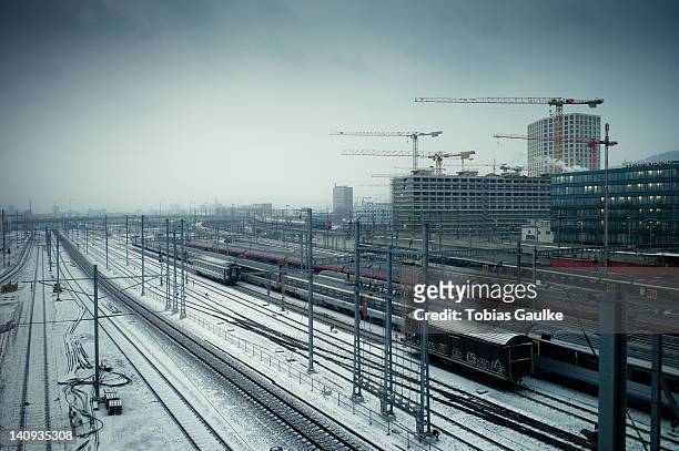 snow on railway tracks - tobias gaulke stock-fotos und bilder