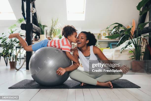 mutter und tochter trainieren - child mental health wellness stock-fotos und bilder