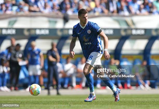 Ryan Malone of FC Hansa Rostock runs with the ball during the Second Bundesliga match between F.C. Hansa Rostock and 1. FC Heidenheim 1846 at...