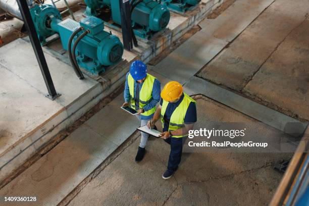 i like sharing knowledge with my younger colleague - plumber tablet stock pictures, royalty-free photos & images