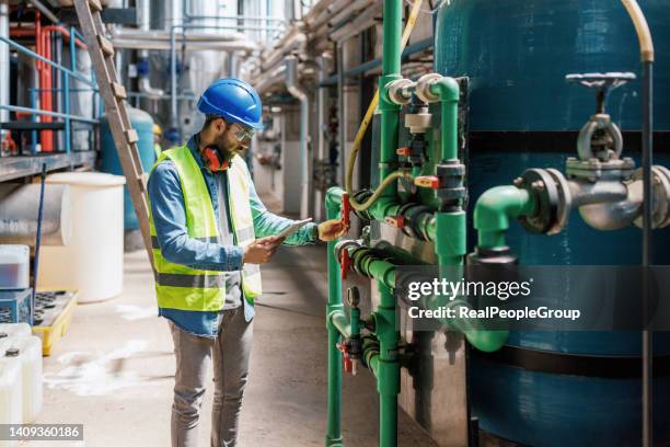 it's important to check everything thoroughly - working oil pumps stock pictures, royalty-free photos & images
