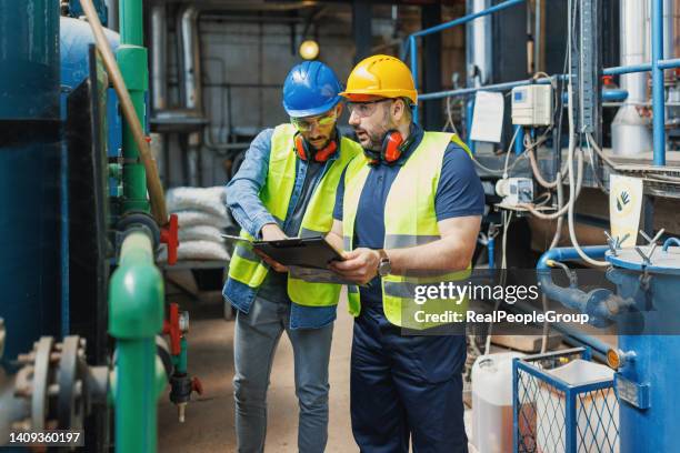 werfen sie einen blick auf diesen abschnitt hier - boiler engineer stock-fotos und bilder