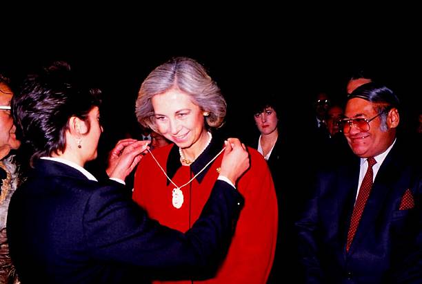 The Spanish Queen Sofia receives a gift in the Maori Center. 20th June 1988, Wellington, New Zealand.