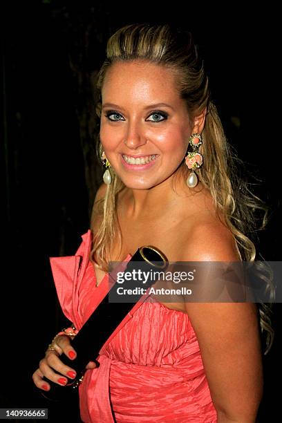 portrait of young woman smiling - santa maria rio grande do sul photos et images de collection