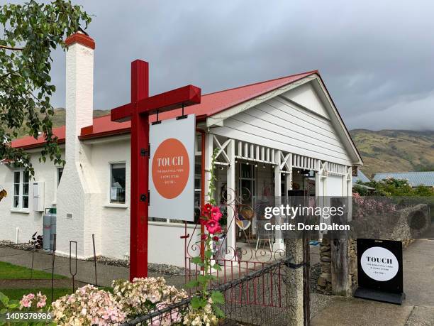 der straßenblick von clyde, neuseeland - lake dunstan stock-fotos und bilder