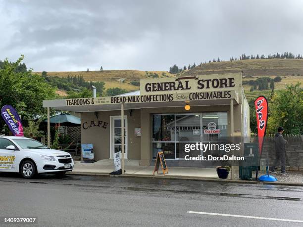 der straßenblick von clyde, neuseeland - lake dunstan stock-fotos und bilder