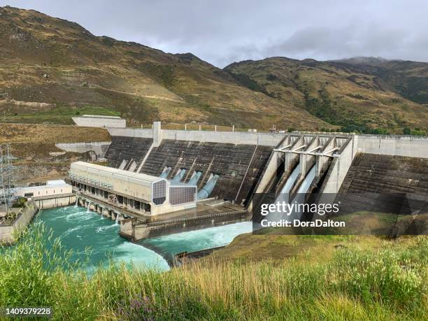 clyde dam power station, neuseeland - lake dunstan stock-fotos und bilder