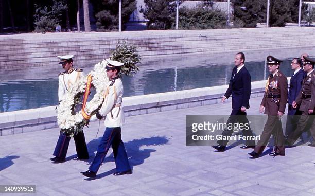 The Spanish King Juan Carlos and the Shah Reza Pahlavi lay a wreath at the tomb of the Unknown Soldier Tehran, Iran.