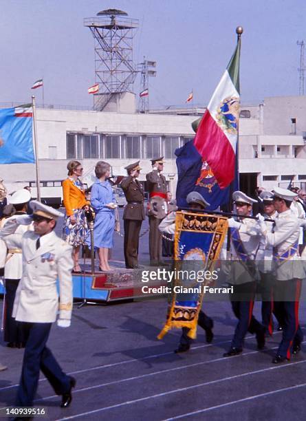 Arrival of the Spanish Kings to Tehran for an official visit: Farah Diba, the Queen Sofia, Shah Reza Pahlavi and the King Juan Carlos Teheran, Iran.