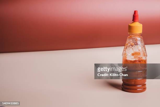 hot sauce bottle - salsa stock-fotos und bilder
