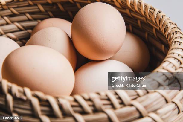 fresh eggs in a basket - eggs in basket stockfoto's en -beelden