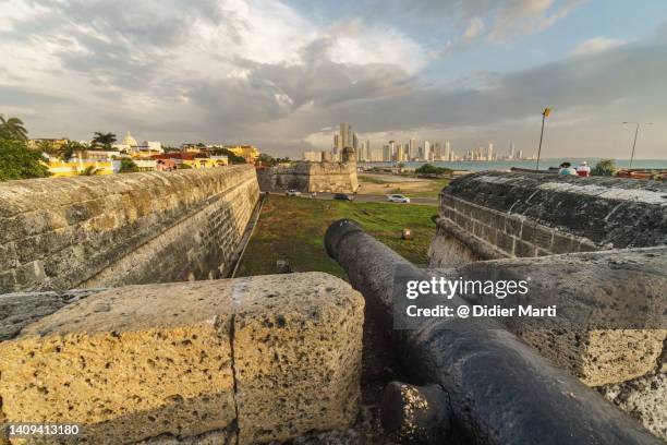 canon in cartagena de indias colonial town fortification in colombia - cartagena imagens e fotografias de stock