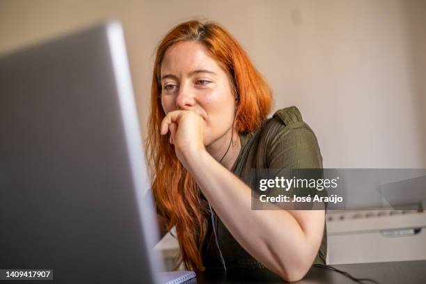 woman taking online courses with laptop and notebook and pen - pessoas notebook stock pictures, royalty-free photos & images