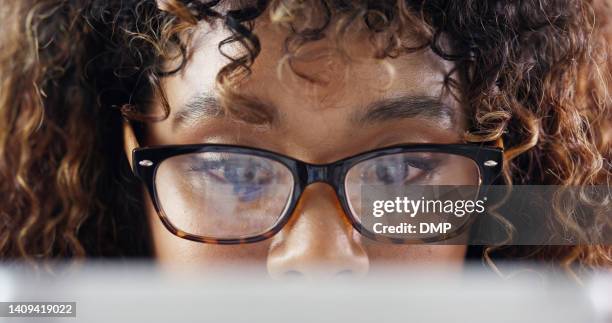 primer plano de una mujer de negocios enfocada con anteojos mirando la pantalla de la computadora portátil. joven trabajador con gafas protectoras de lectura revisando correos electrónicos o estudiando en línea. detalles de la cara con el marco de espec - gafas de ver fotografías e imágenes de stock