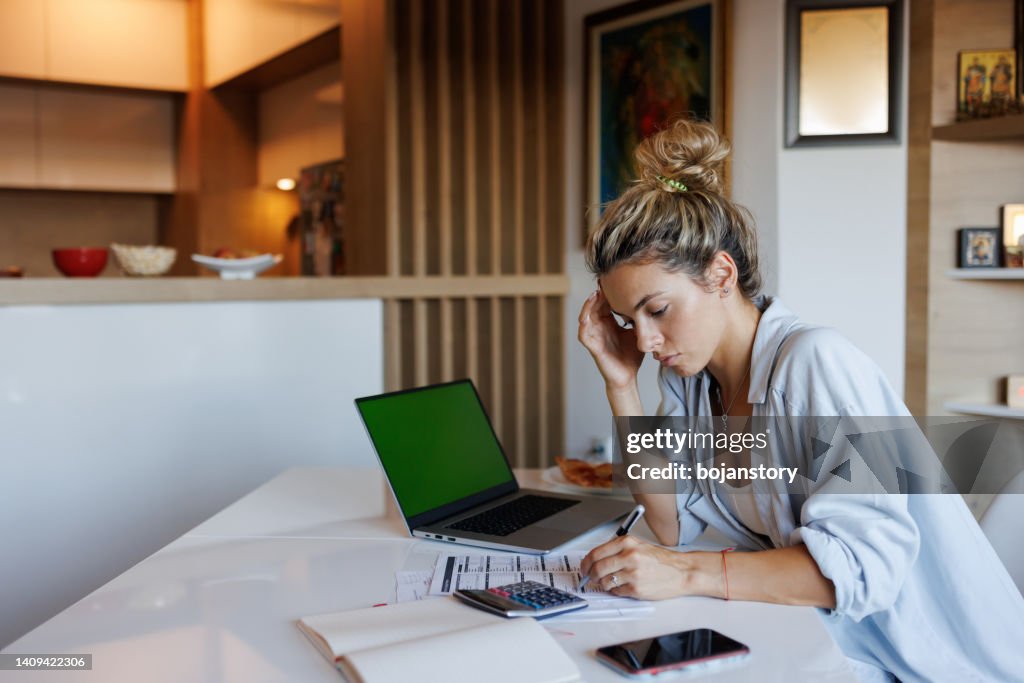 Jovem que analisa documentos enquanto estava sentada em casa