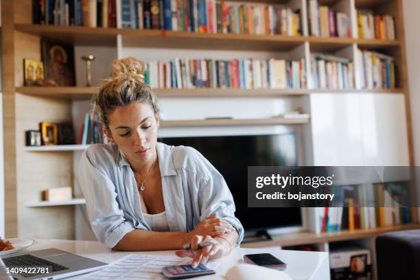 woman managing the budget - cancelamento imagens e fotografias de stock