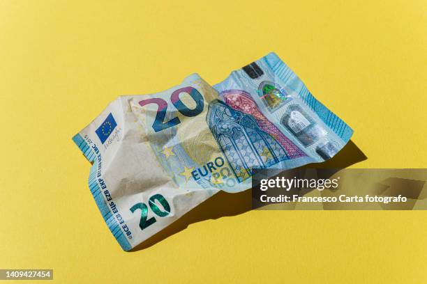 crumpled 20 euro note - nota de euro da união europeia imagens e fotografias de stock