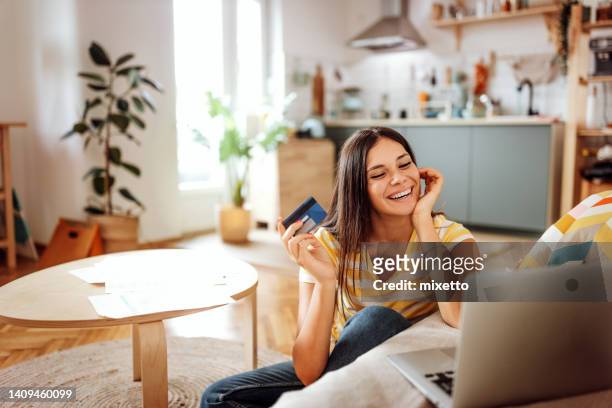 online-shopping - credit card stock-fotos und bilder