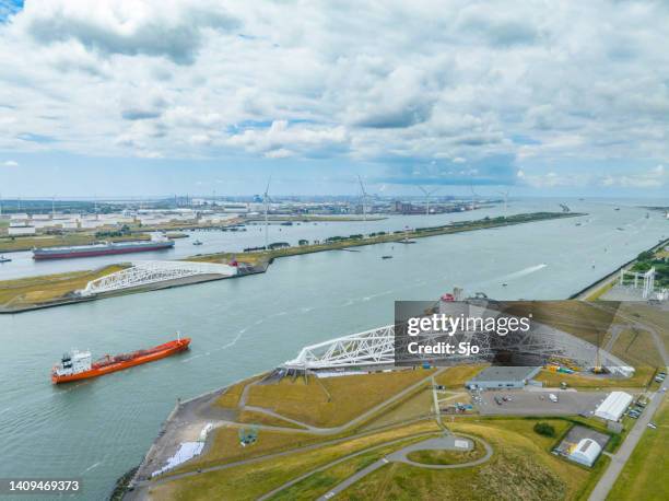 maaslantkering storm surge barrier in the neuwe waterweg protecting rotterdam for high water levels - rotterdam stockfoto's en -beelden